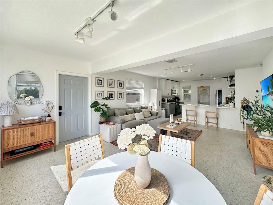 待售: $419,000 (2 贝兹, 1 浴室, 878 平方英尺)