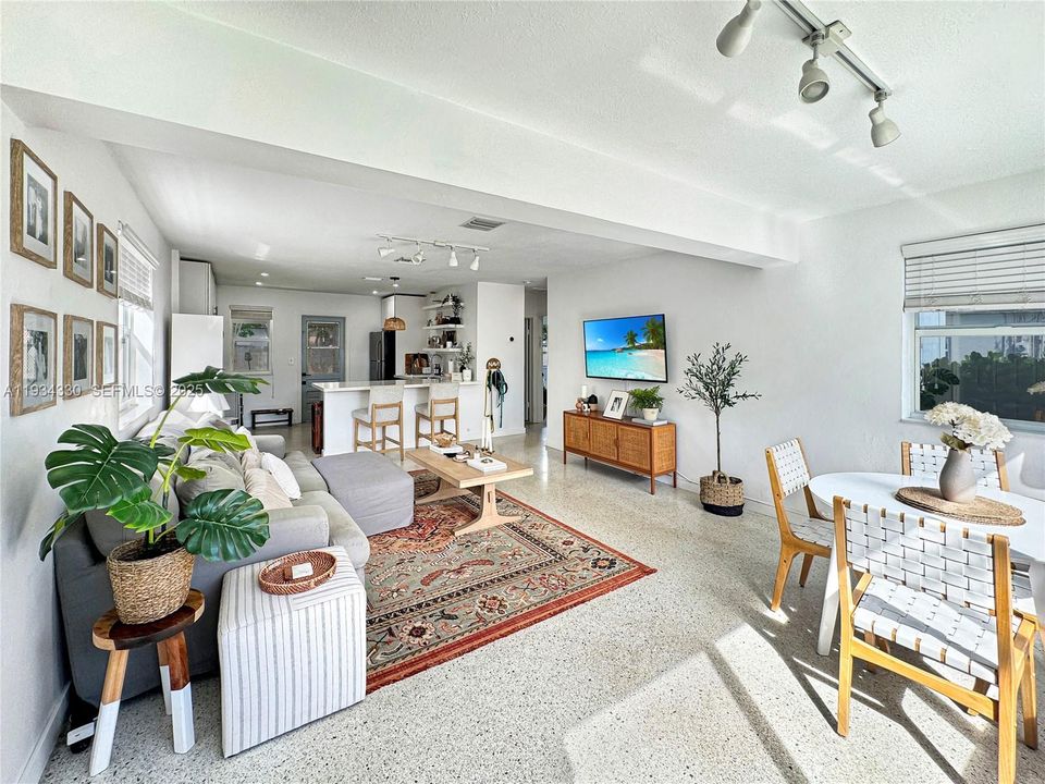 待售: $419,000 (2 贝兹, 1 浴室, 878 平方英尺)