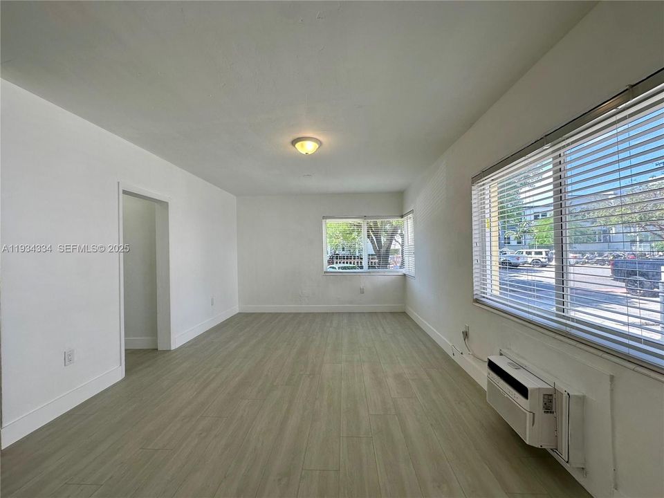 出租: $1,900 (1 贝兹, 1 浴室, 800 平方英尺)