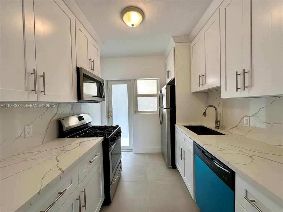 出租: $1,900 (1 贝兹, 1 浴室, 800 平方英尺)