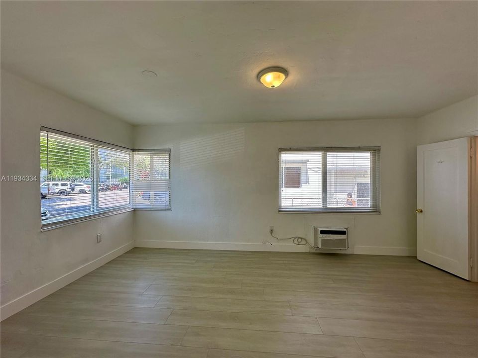 出租: $1,900 (1 贝兹, 1 浴室, 800 平方英尺)