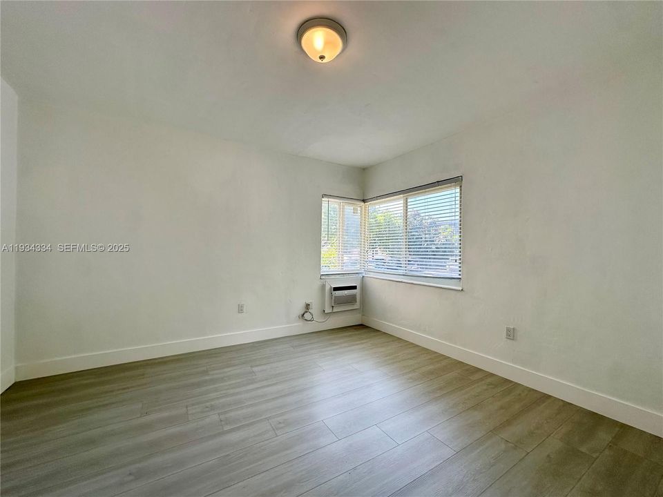 出租: $1,900 (1 贝兹, 1 浴室, 800 平方英尺)