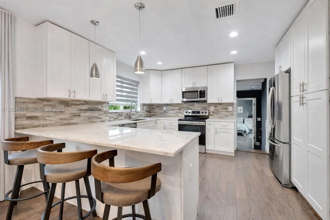 For Sale: $999,900 (3 beds, 3 baths, 1796 Square Feet)