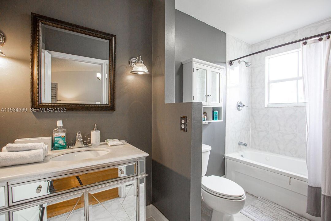 En Renta: $3,099 (3 camas, 2 baños, 1258 Pies cuadrados)