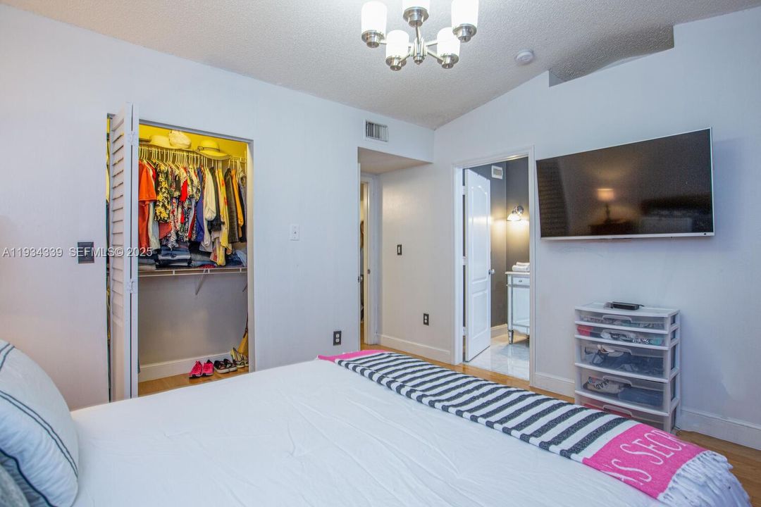 En Renta: $3,099 (3 camas, 2 baños, 1258 Pies cuadrados)