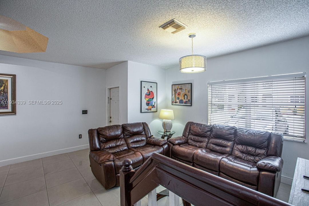 En Renta: $3,099 (3 camas, 2 baños, 1258 Pies cuadrados)