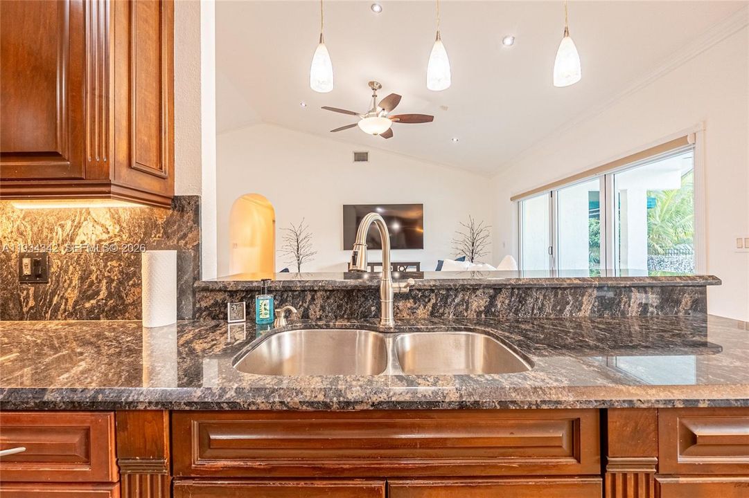 待售: $1,275,000 (3 贝兹, 2 浴室, 2449 平方英尺)