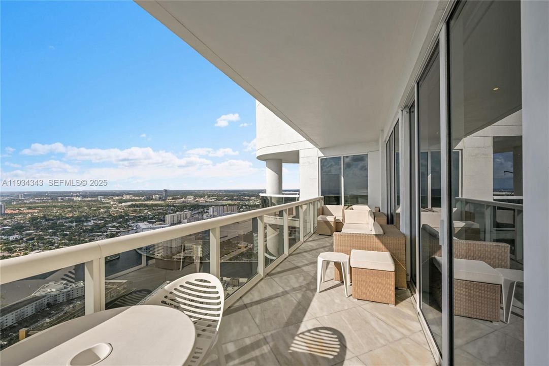 На продажу: $3,295,000 (3 спален, 3 ванн, 2200 Квадратных фут)