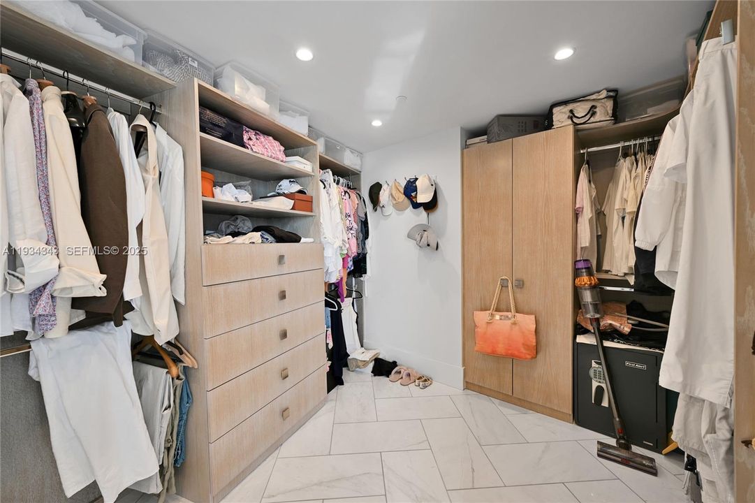 На продажу: $3,295,000 (3 спален, 3 ванн, 2200 Квадратных фут)