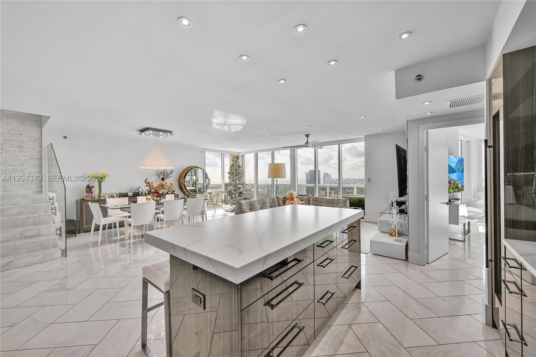 На продажу: $3,295,000 (3 спален, 3 ванн, 2200 Квадратных фут)