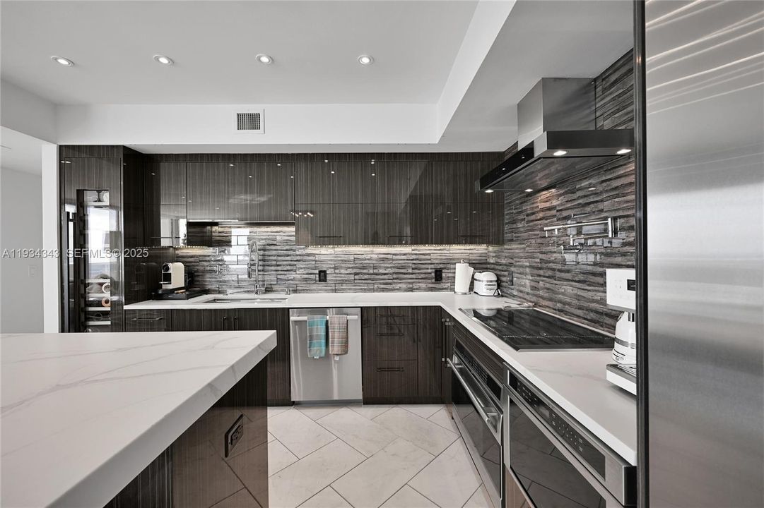 На продажу: $3,295,000 (3 спален, 3 ванн, 2200 Квадратных фут)