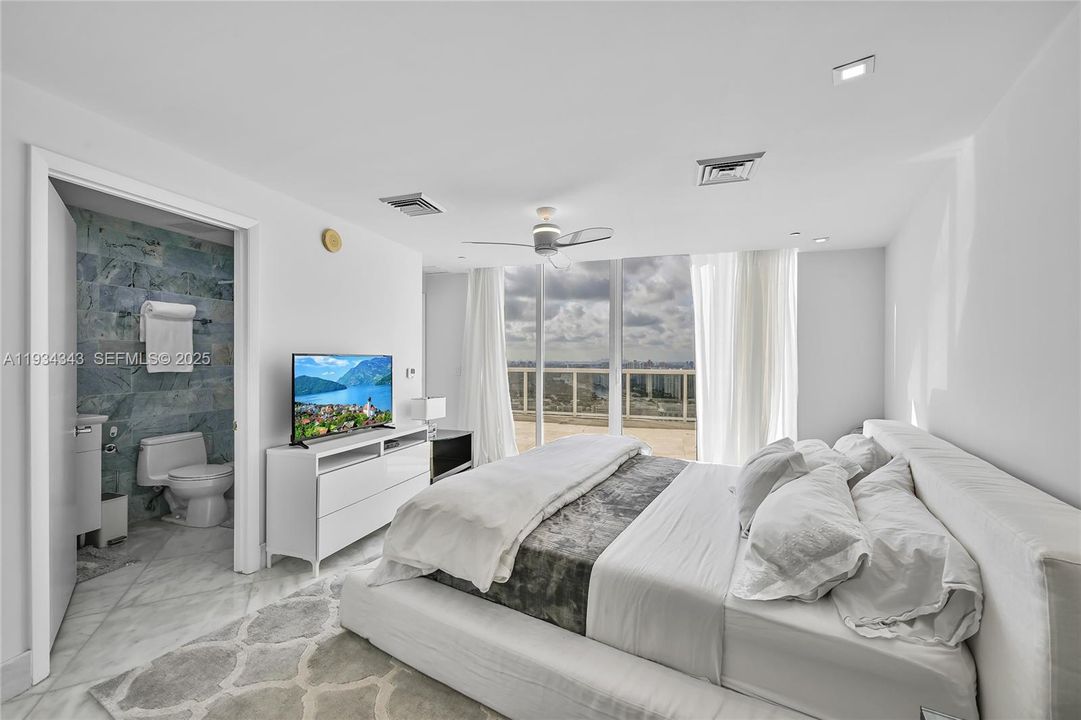 На продажу: $3,295,000 (3 спален, 3 ванн, 2200 Квадратных фут)