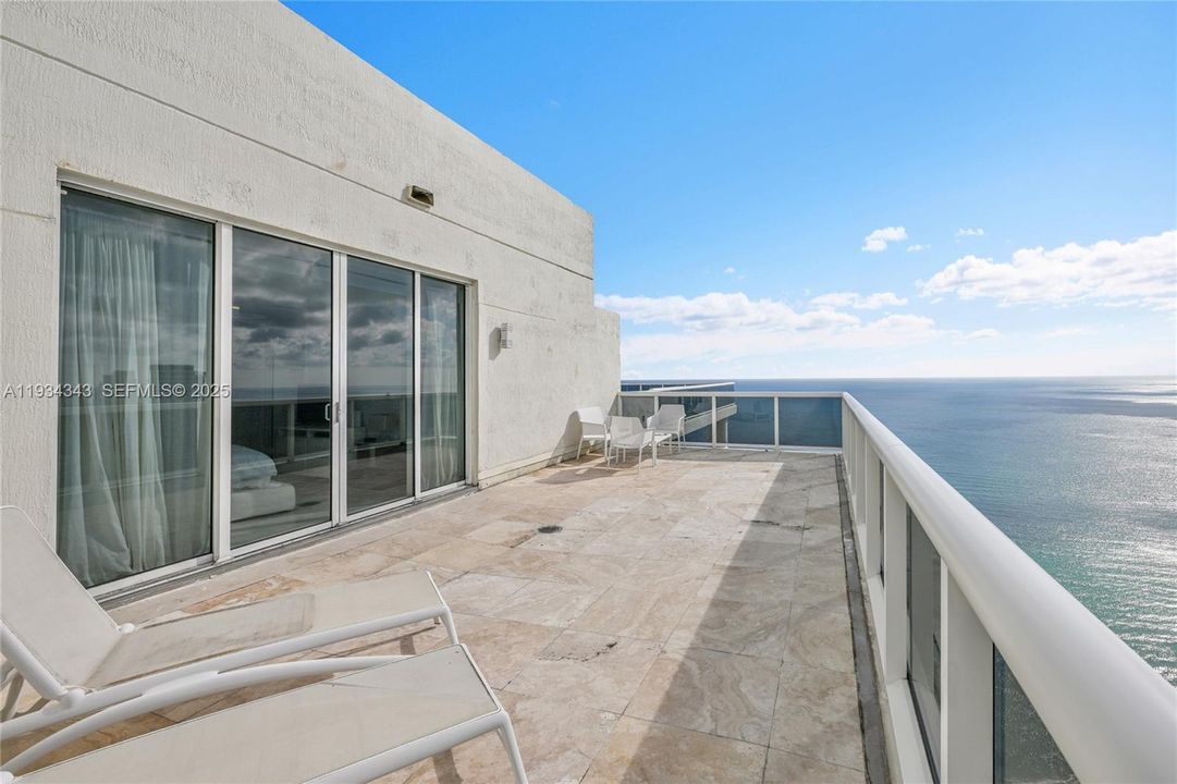 На продажу: $3,295,000 (3 спален, 3 ванн, 2200 Квадратных фут)