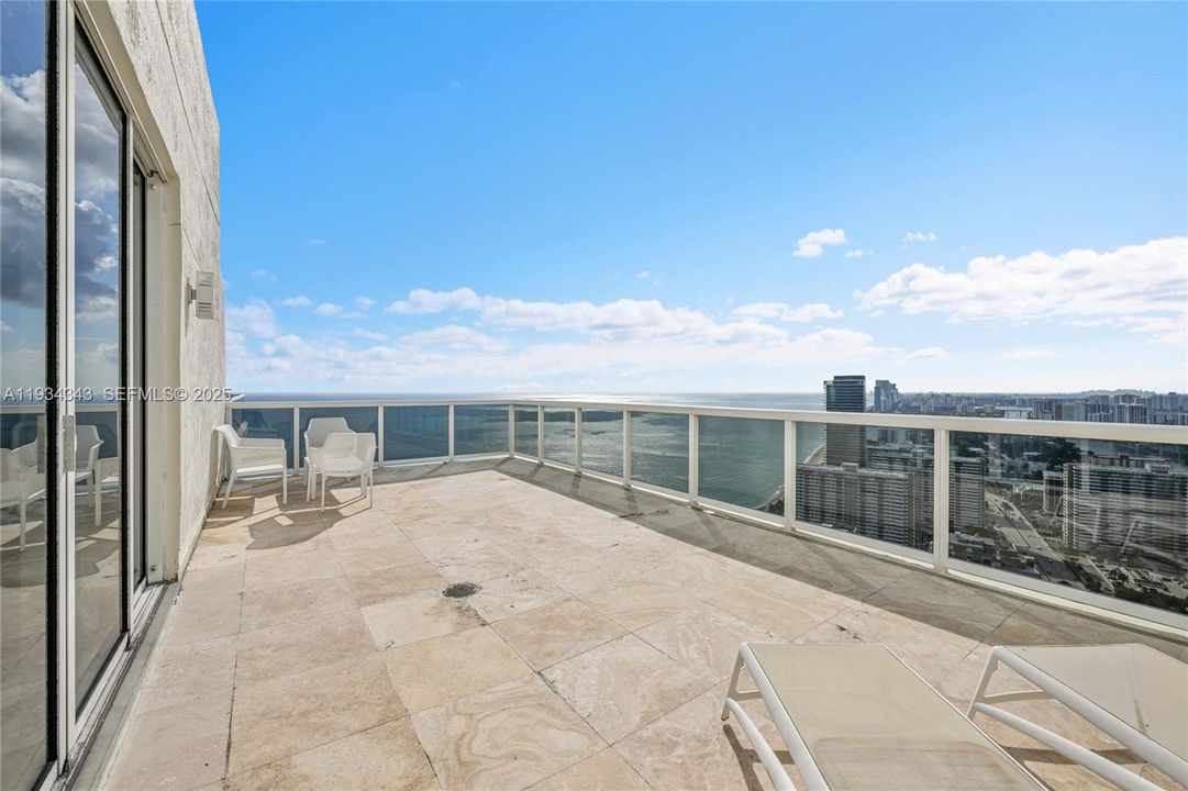 На продажу: $3,295,000 (3 спален, 3 ванн, 2200 Квадратных фут)