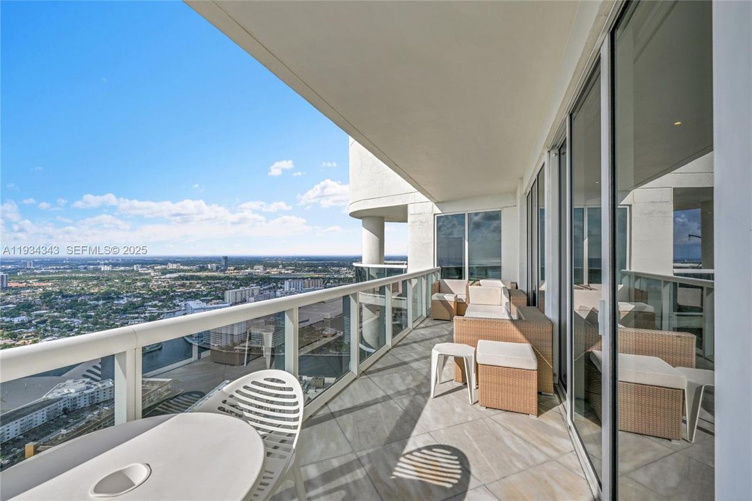 На продажу: $3,295,000 (3 спален, 3 ванн, 2200 Квадратных фут)