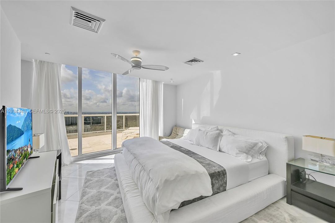 На продажу: $3,295,000 (3 спален, 3 ванн, 2200 Квадратных фут)