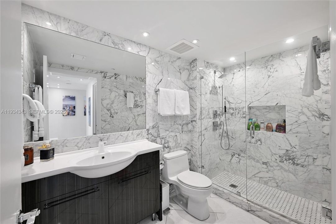 На продажу: $3,295,000 (3 спален, 3 ванн, 2200 Квадратных фут)