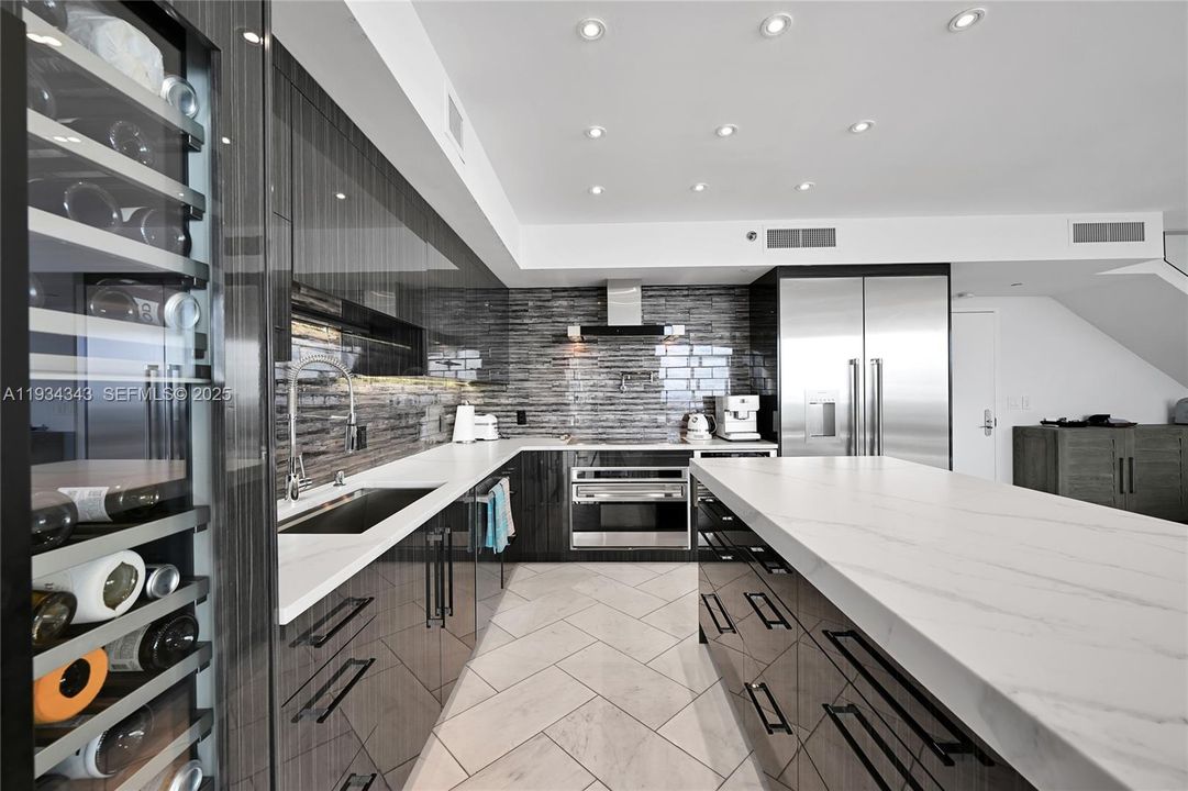 На продажу: $3,295,000 (3 спален, 3 ванн, 2200 Квадратных фут)