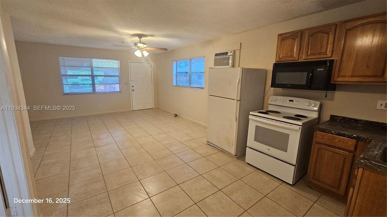 For Rent: $1,300 (0 beds, 1 baths, 550 Square Feet)