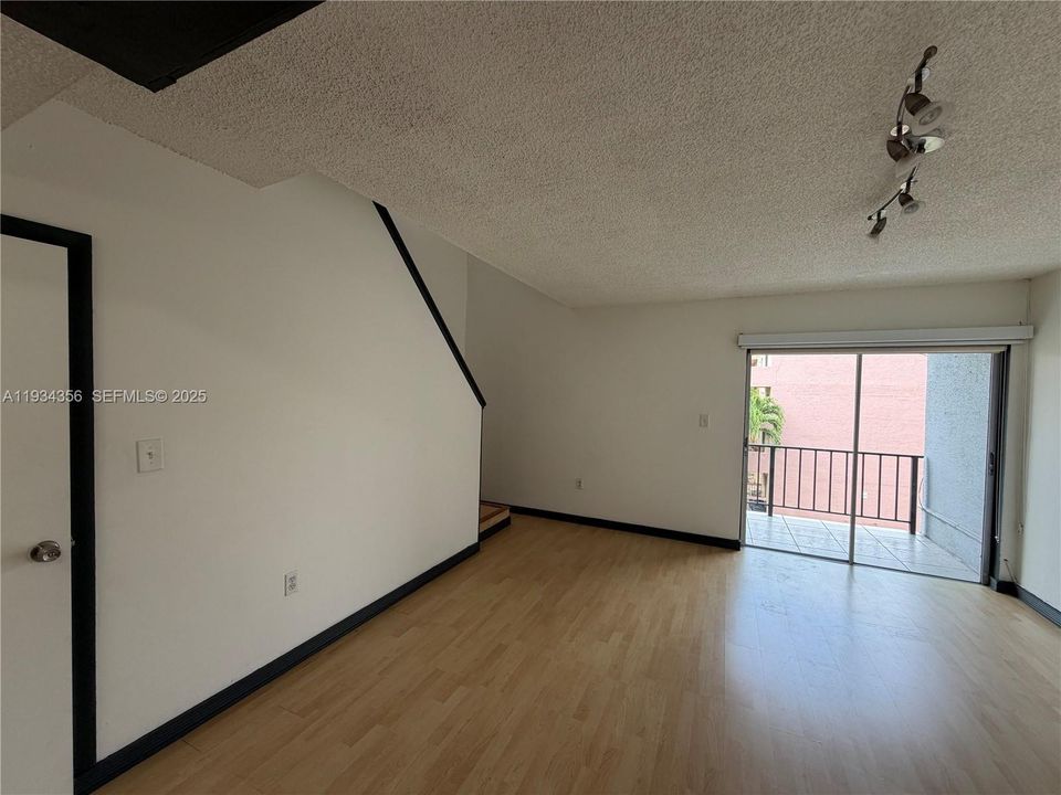 For Rent: $1,700 (1 beds, 1 baths, 765 Square Feet)