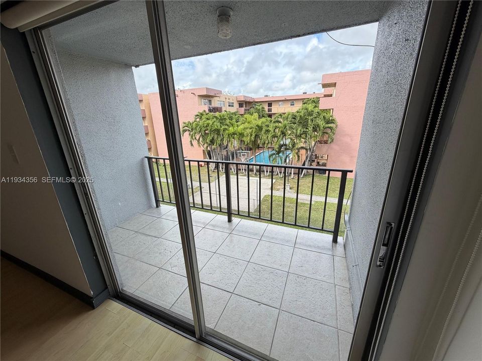 For Rent: $1,700 (1 beds, 1 baths, 765 Square Feet)