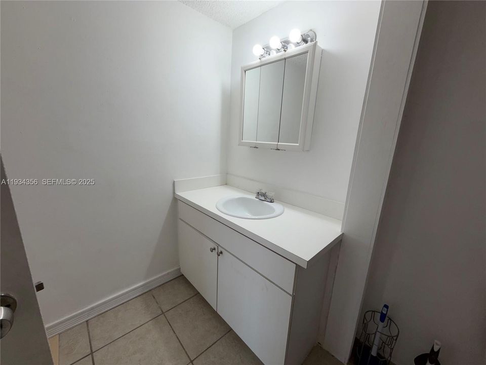 For Rent: $1,700 (1 beds, 1 baths, 765 Square Feet)