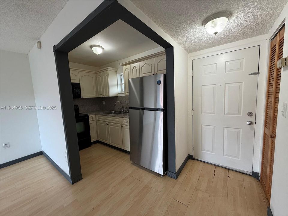 For Rent: $1,700 (1 beds, 1 baths, 765 Square Feet)
