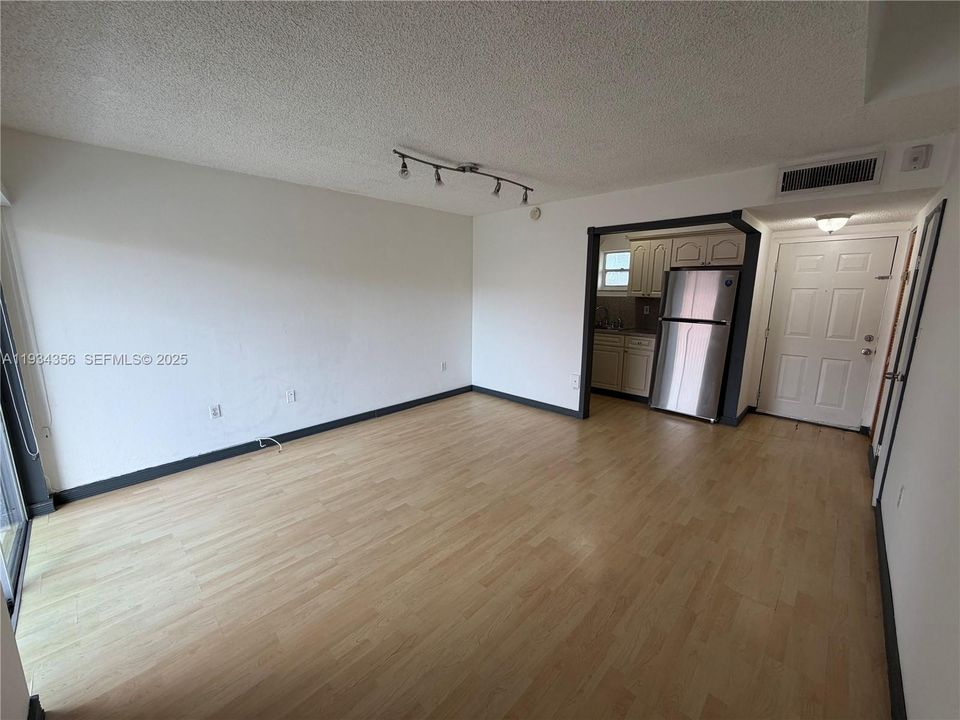 For Rent: $1,700 (1 beds, 1 baths, 765 Square Feet)