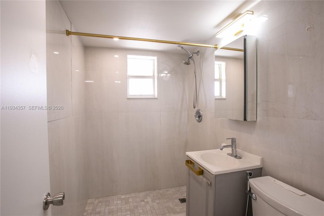 На продажу: $220,000 (2 спален, 1 ванн, 624 Квадратных фут)