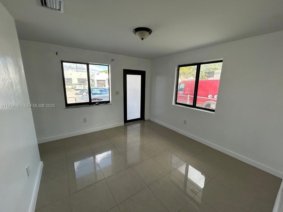 En Renta: $2,300 (5 camas, 3 baños, 2218 Pies cuadrados)