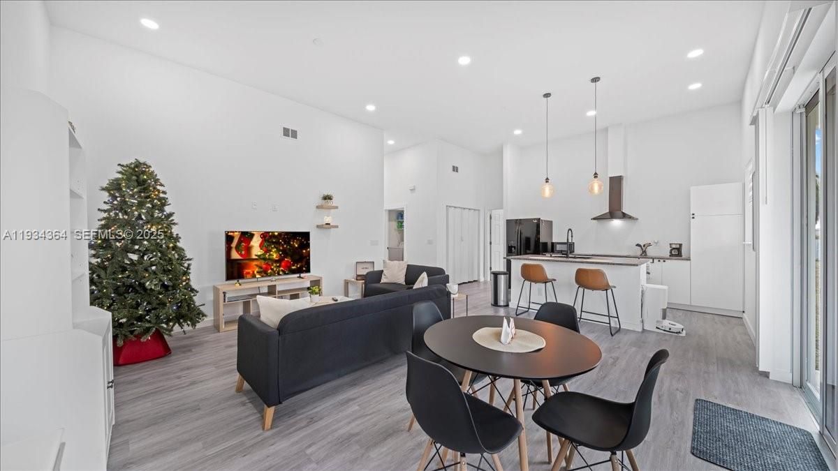 En Venta: $360,000 (3 camas, 2 baños, 1527 Pies cuadrados)