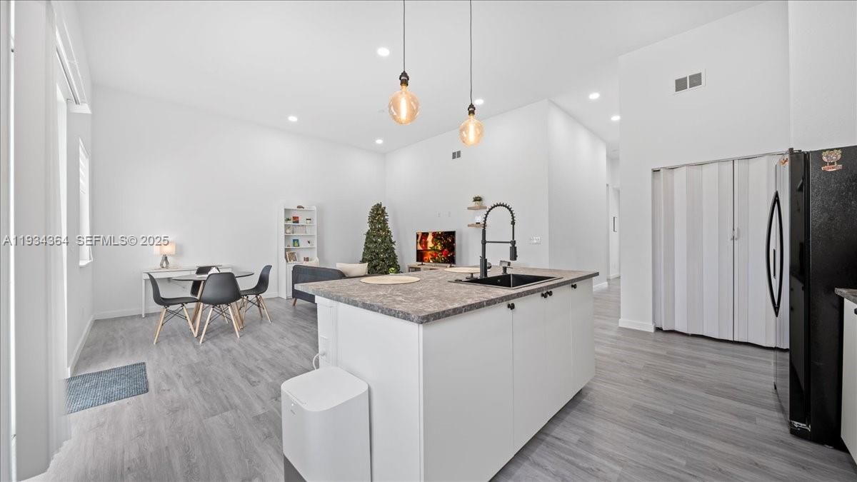 En Venta: $360,000 (3 camas, 2 baños, 1527 Pies cuadrados)