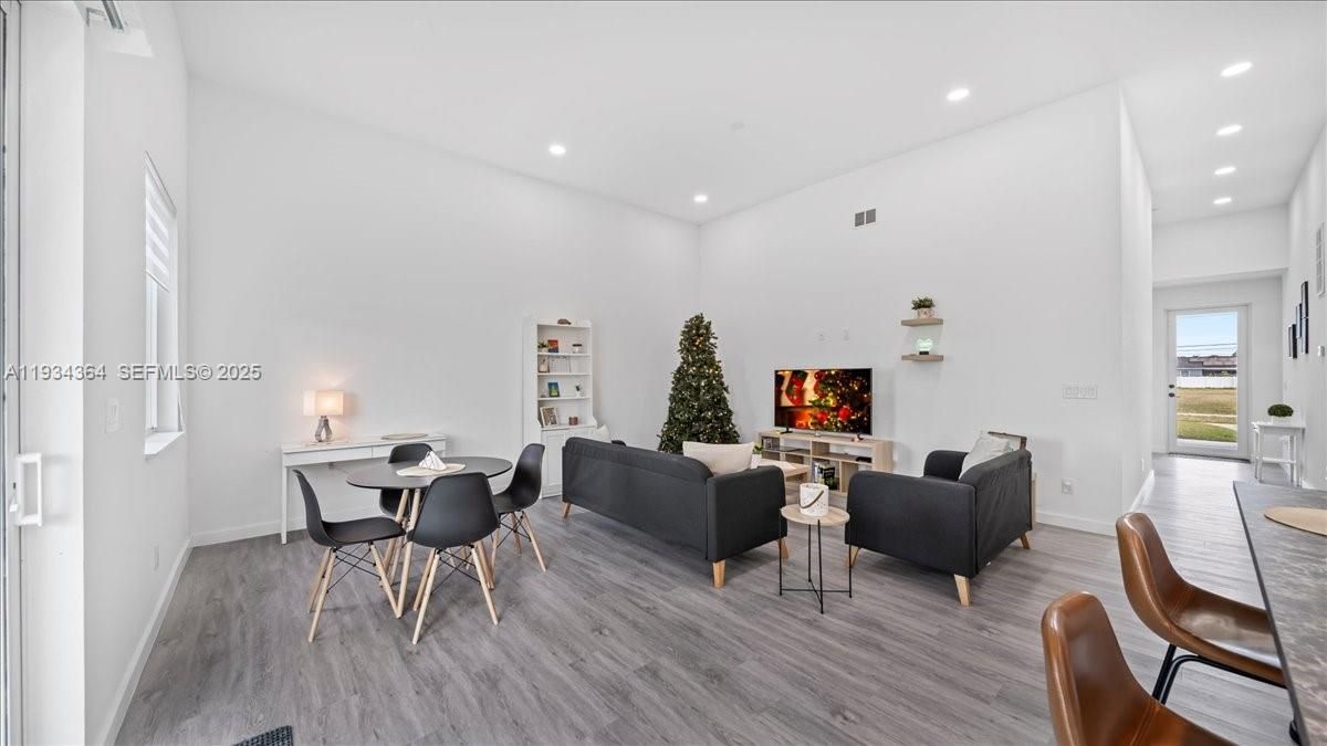 En Venta: $360,000 (3 camas, 2 baños, 1527 Pies cuadrados)