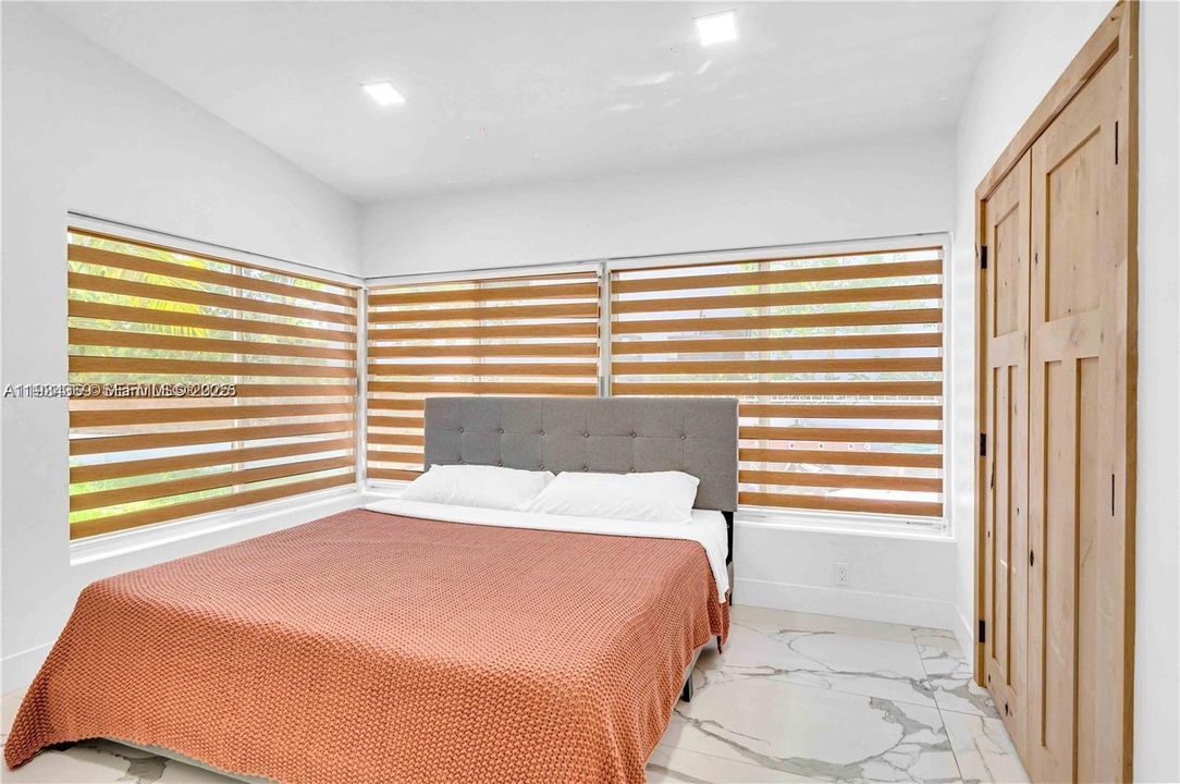 出租: $10,000 (4 贝兹, 3 浴室, 2021 平方英尺)