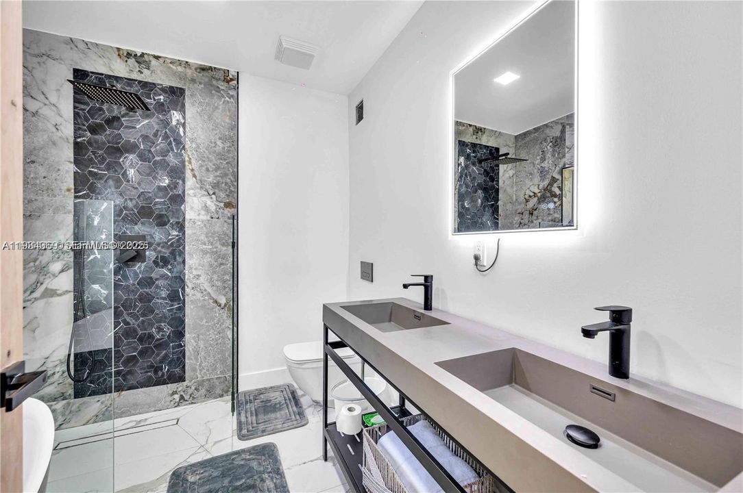 出租: $10,000 (4 贝兹, 3 浴室, 2021 平方英尺)