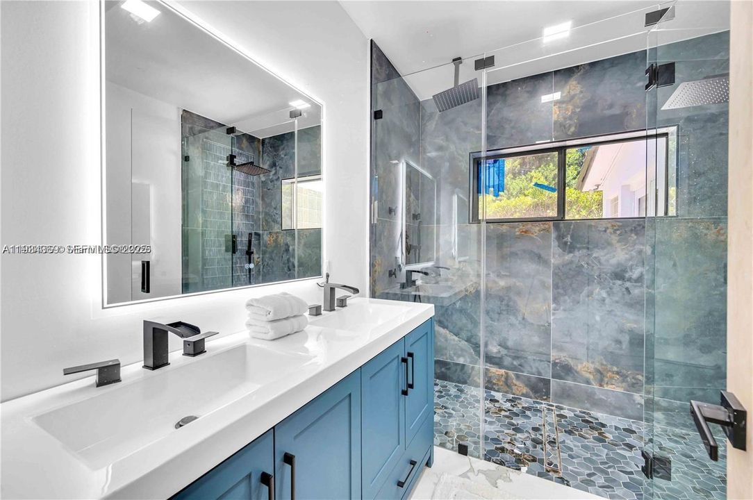 出租: $10,000 (4 贝兹, 3 浴室, 2021 平方英尺)