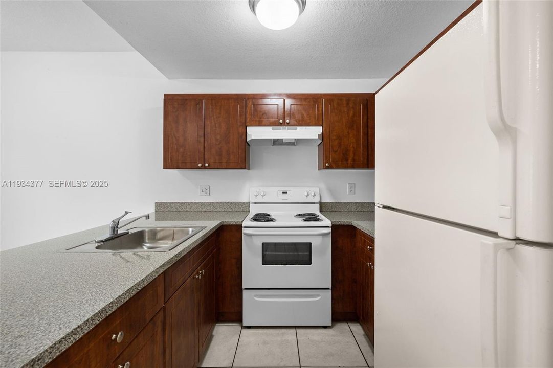 For Rent: $2,300 (2 beds, 2 baths, 800 Square Feet)