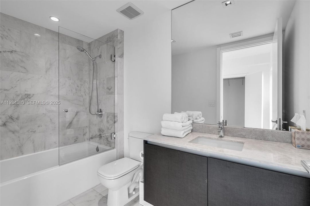 待售: $2,750,000 (2 贝兹, 3 浴室, 1625 平方英尺)