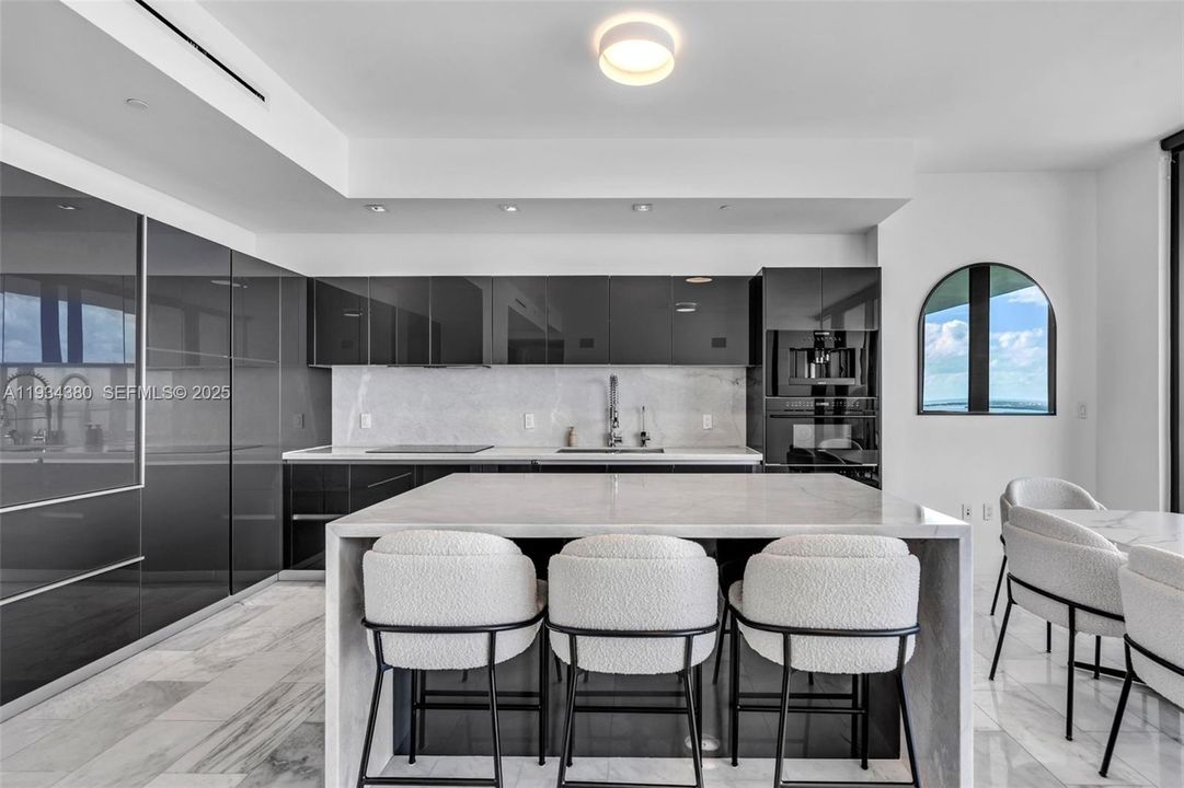 待售: $2,750,000 (2 贝兹, 3 浴室, 1625 平方英尺)