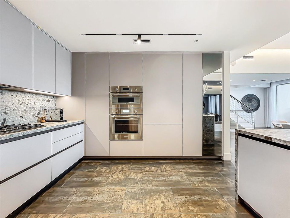 待售: $2,249,000 (2 贝兹, 2 浴室, 2803 平方英尺)