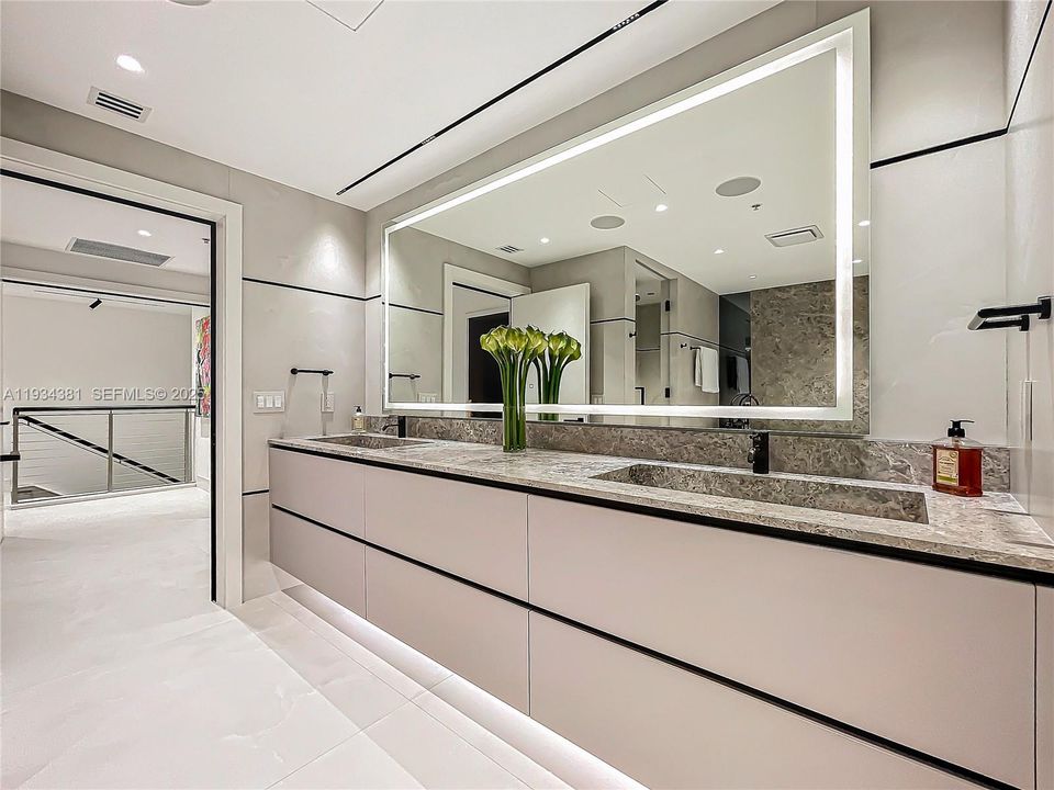 待售: $2,249,000 (2 贝兹, 2 浴室, 2803 平方英尺)