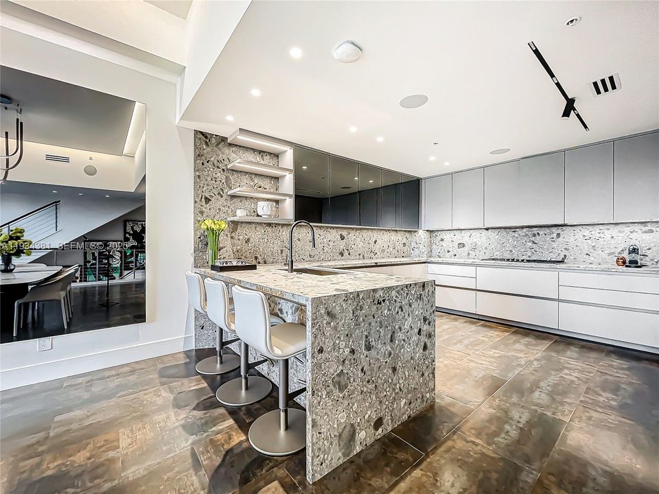 待售: $2,249,000 (2 贝兹, 2 浴室, 2803 平方英尺)