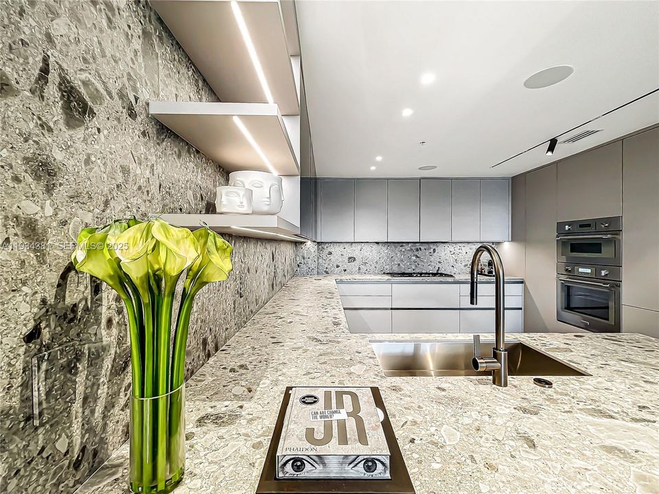 待售: $2,249,000 (2 贝兹, 2 浴室, 2803 平方英尺)