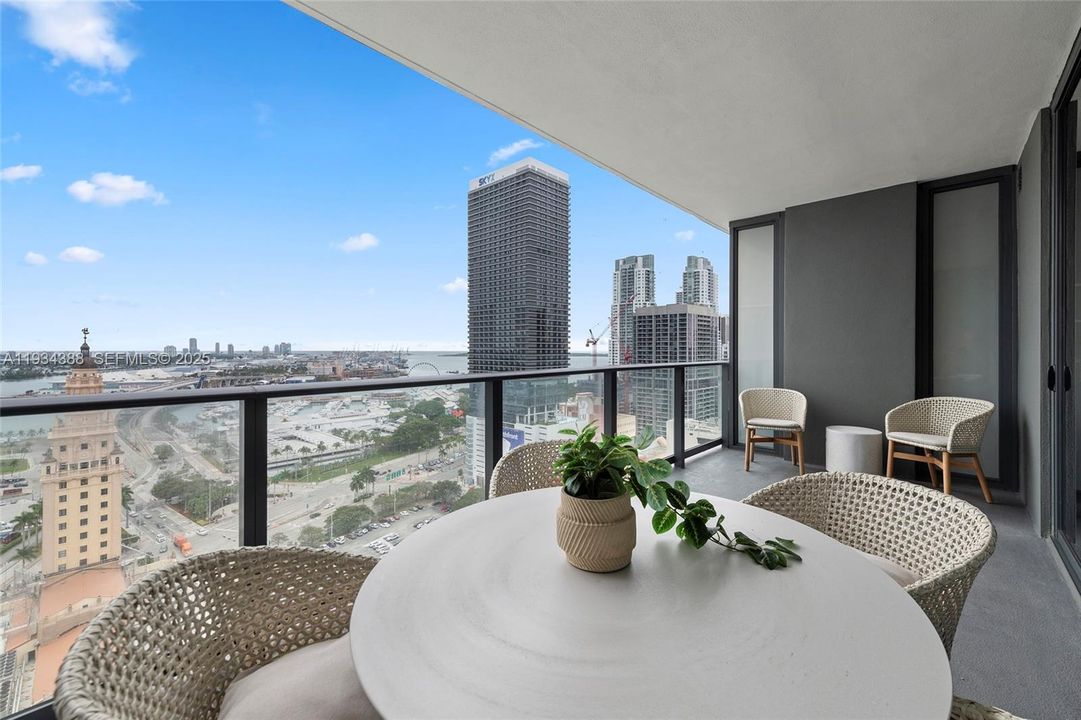 For Sale: $960,000 (2 beds, 2 baths, 1148 Square Feet)