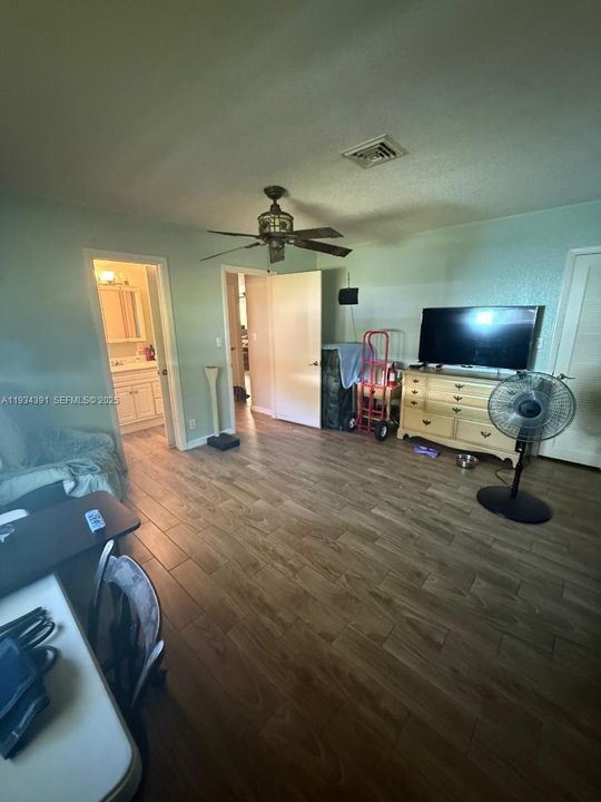 For Sale: $399,000 (3 beds, 2 baths, 1247 Square Feet)