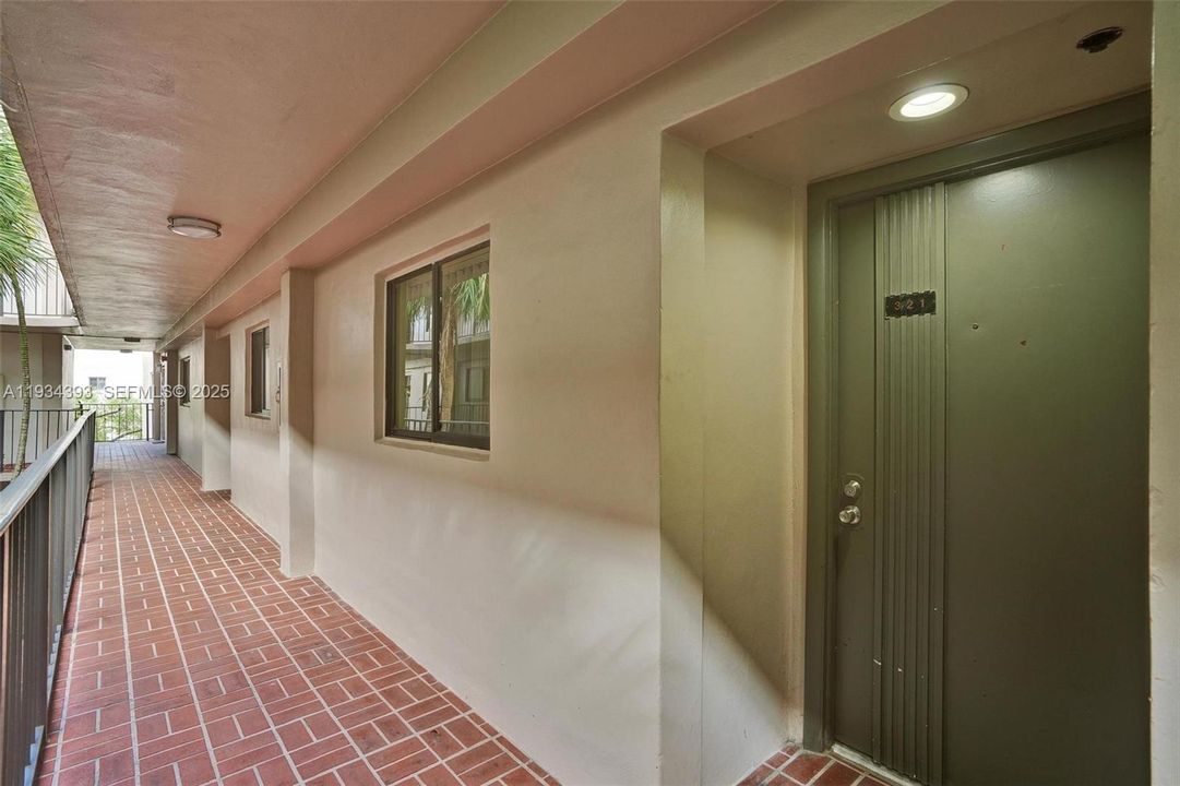 For Sale: $240,000 (2 beds, 2 baths, 965 Square Feet)