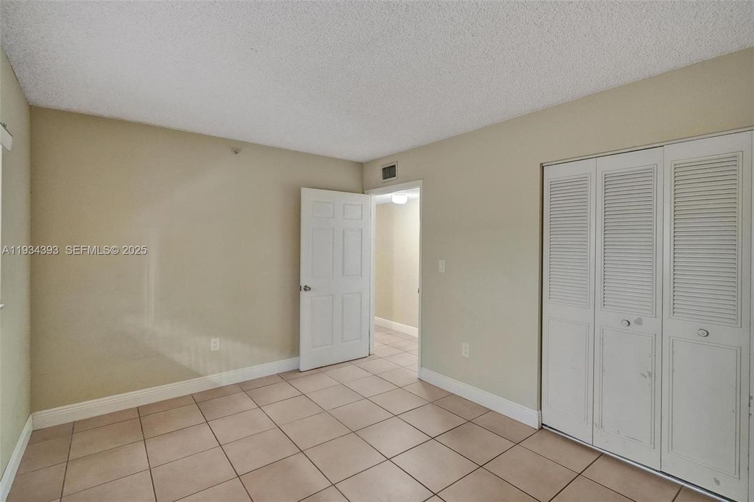 For Sale: $240,000 (2 beds, 2 baths, 965 Square Feet)