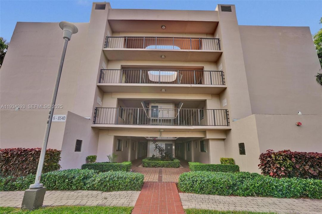 For Sale: $240,000 (2 beds, 2 baths, 965 Square Feet)