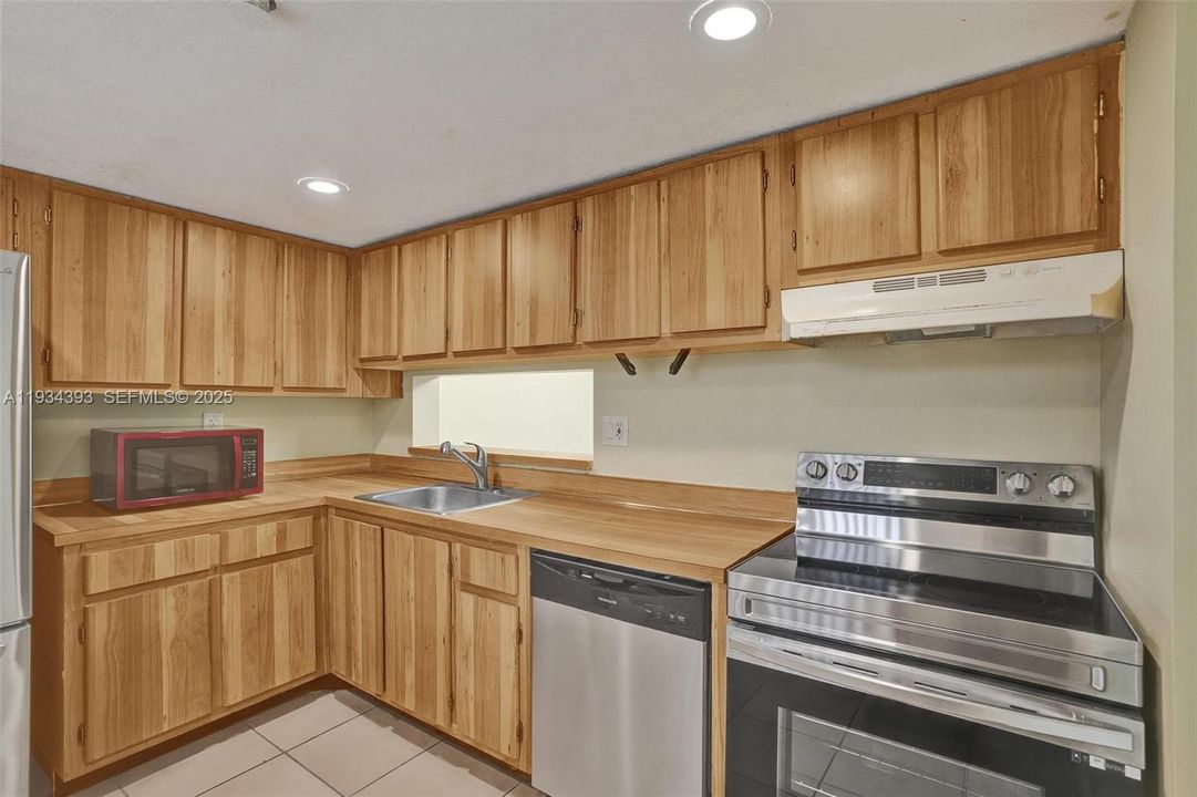 For Sale: $240,000 (2 beds, 2 baths, 965 Square Feet)