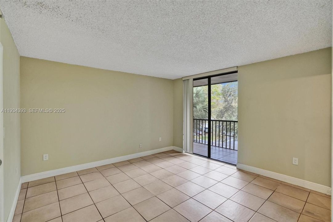For Sale: $240,000 (2 beds, 2 baths, 965 Square Feet)
